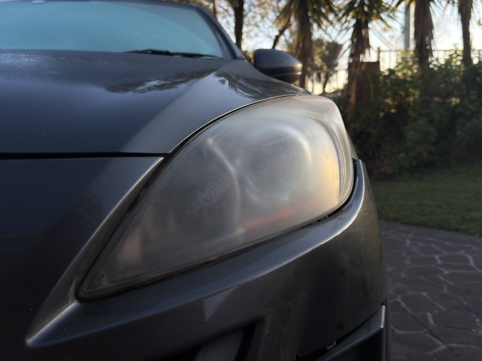 Cloudy oxidised headlight before REZ restoration